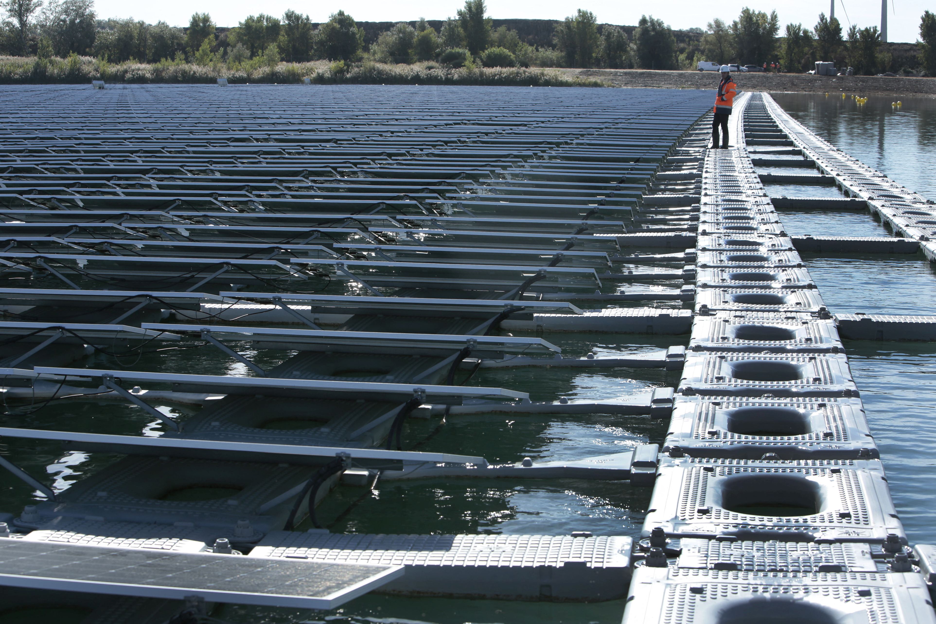 Prima fermă solară plutitoare din Europa, inaugurată în Franța. Poate alimenta cu energie un oraș cât Năsăudul