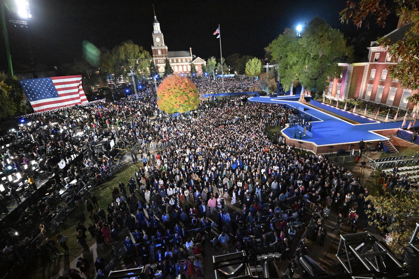 Gunoaie și steaguri abandonate. Imagini din locul în care Kamala Harris ar fi trebuit să-și susțină discursul de după vot