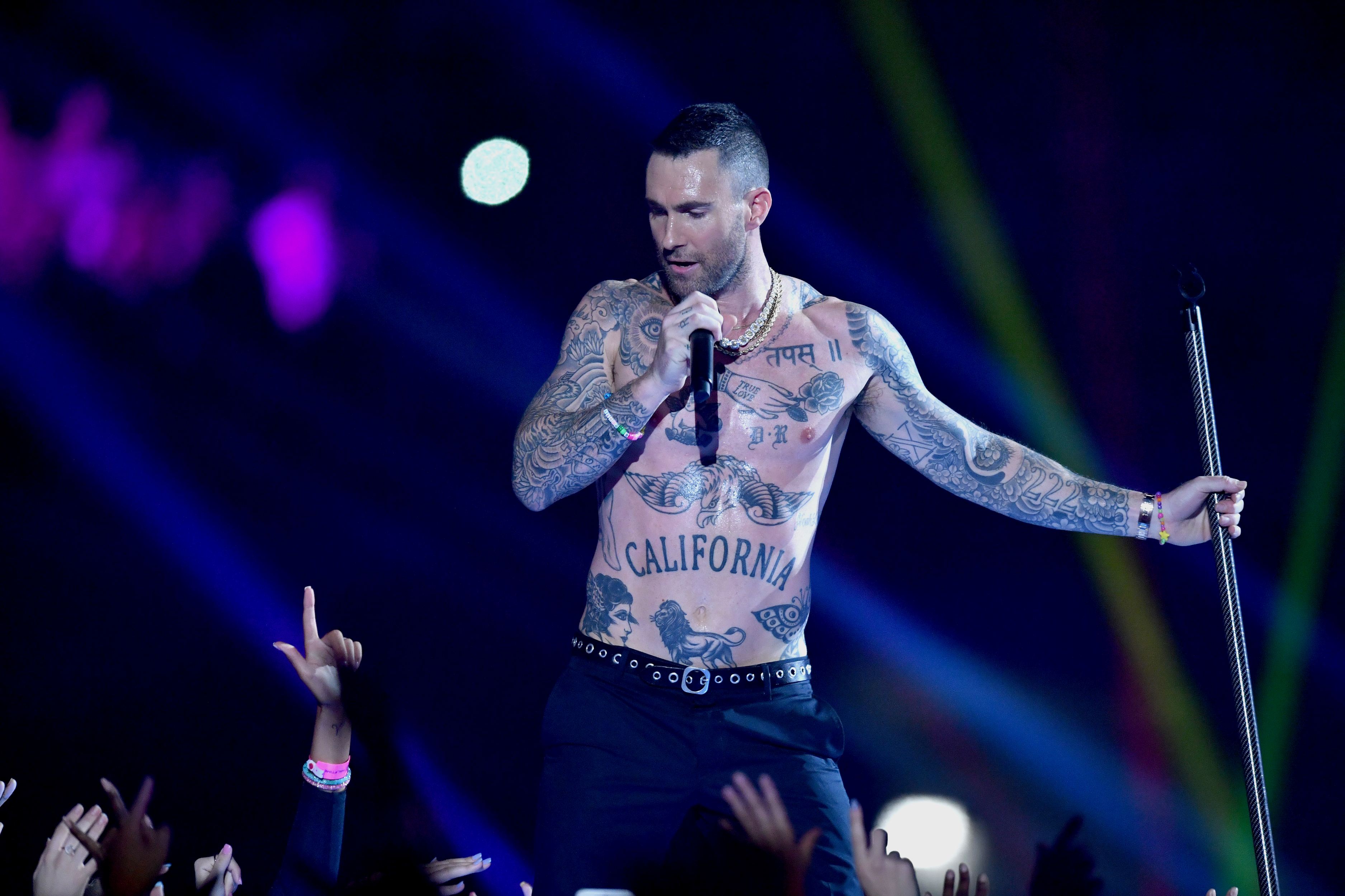 FOTO | Adam Levine, show la bustul gol în pauza Super Bowl 2019. Reacția fanilor a fost neașteptată