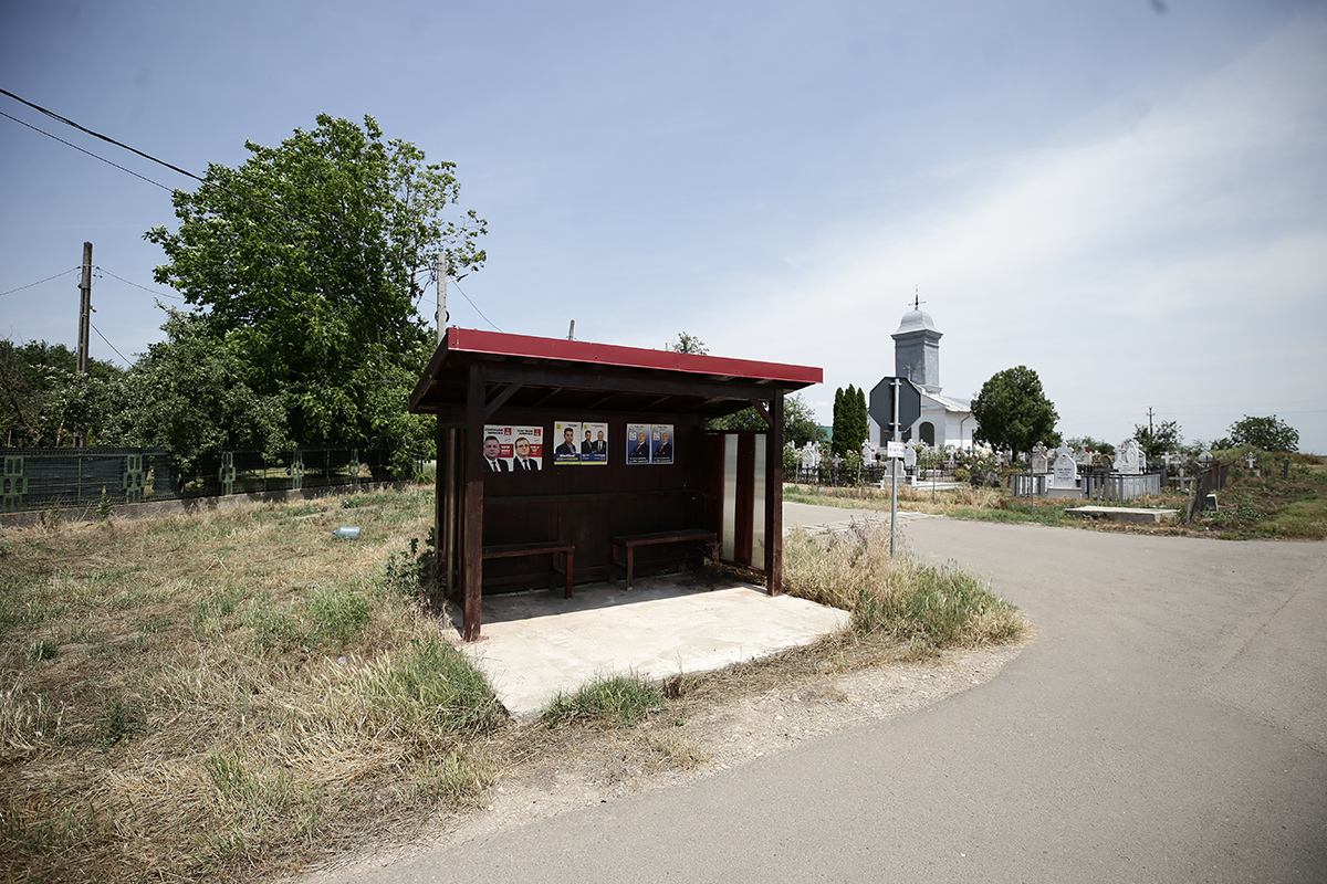 REPORTAJ Alegeri 2024 | Poliție, jandarmi și o bunică speriată de propria nepoată la Belciugatele: „M-a făcut în tot felul că am urcat în mașina primarului!”