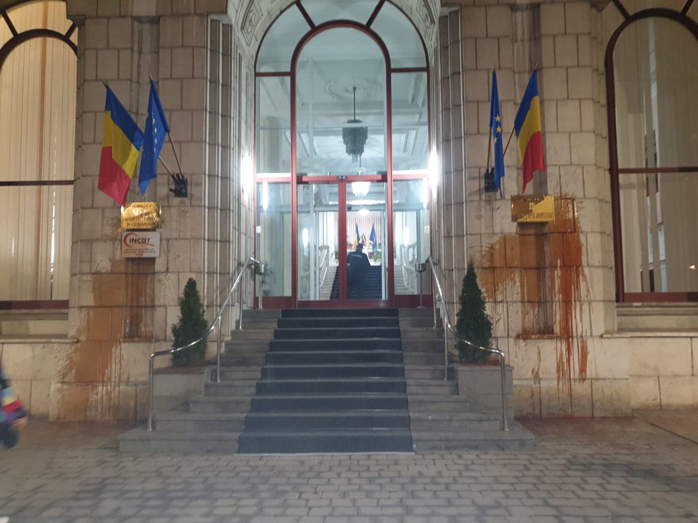 FOTO | Protestatarii au aruncat cu ketchup pe pereții Ministerului Justiției