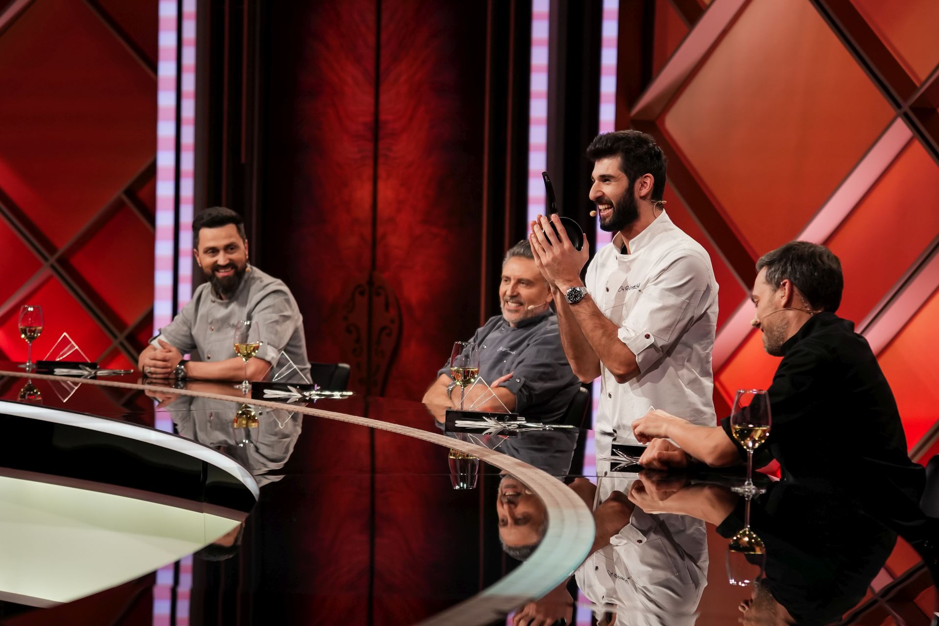 Alexia Eram și Aris i-au impresionat pe jurații de la „Chefi la cuțite” cu rețeta Andreei Esca. Chef Richard Abou Zaki a câștigat amuleta