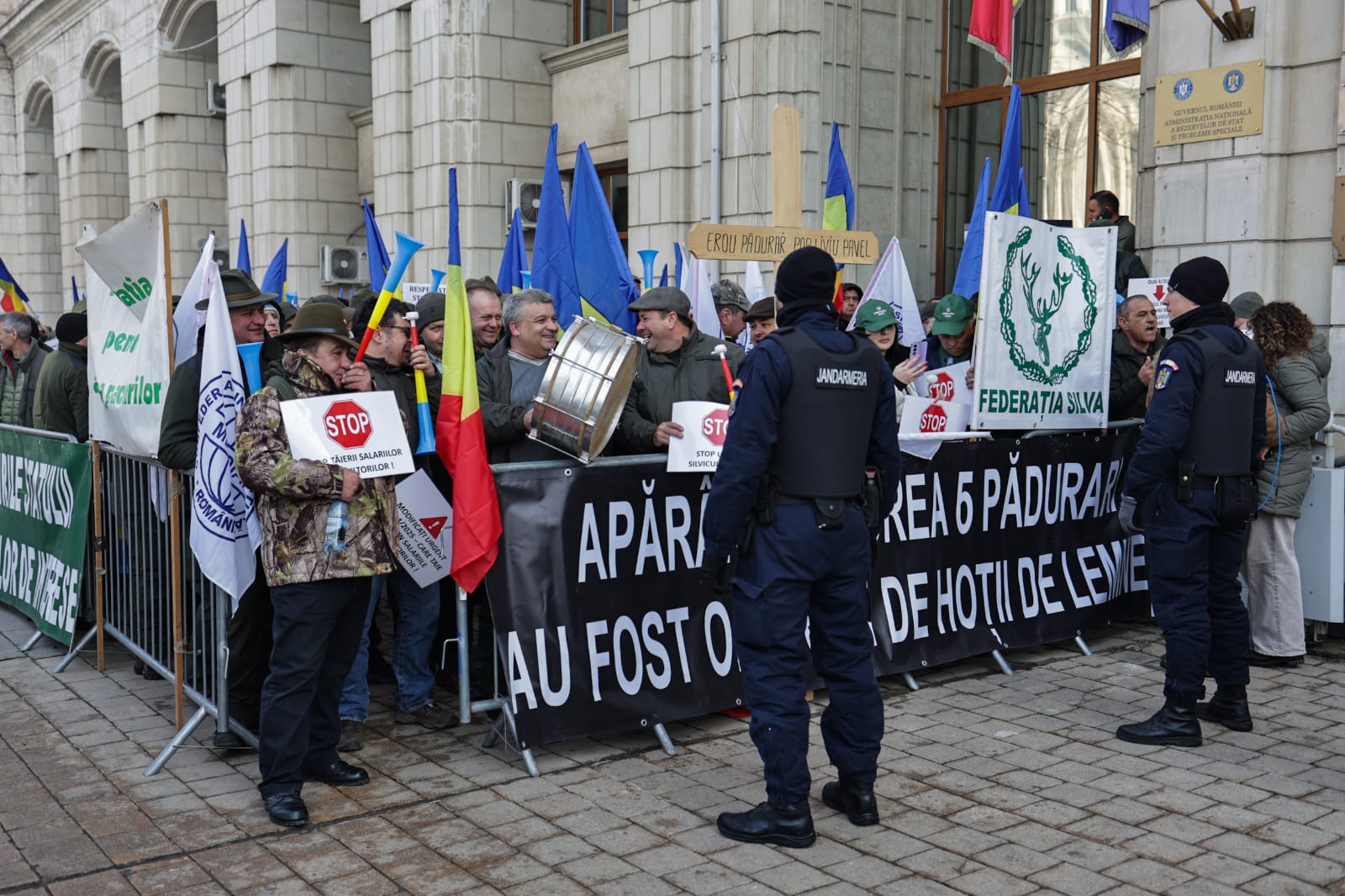Protest al silvicultorilor în fața Ministerului Mediului, după ce Guvernul le-a redus salariile cu 25%