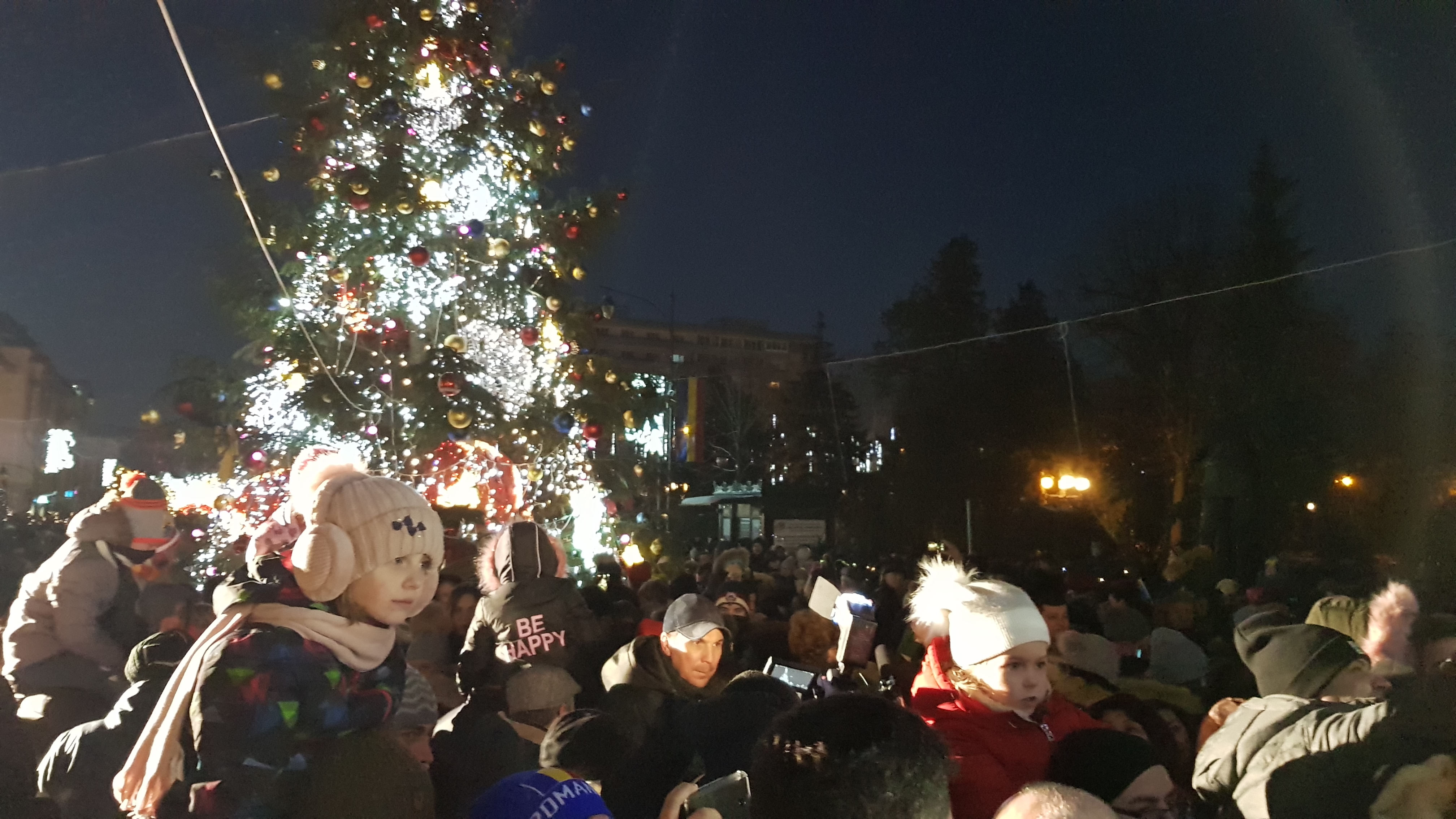 VIDEO&FOTO/ Sute de mii de luminițe multicolore s-au aprins în Iași. S-au deschis și cele două târguri de Crăciun
