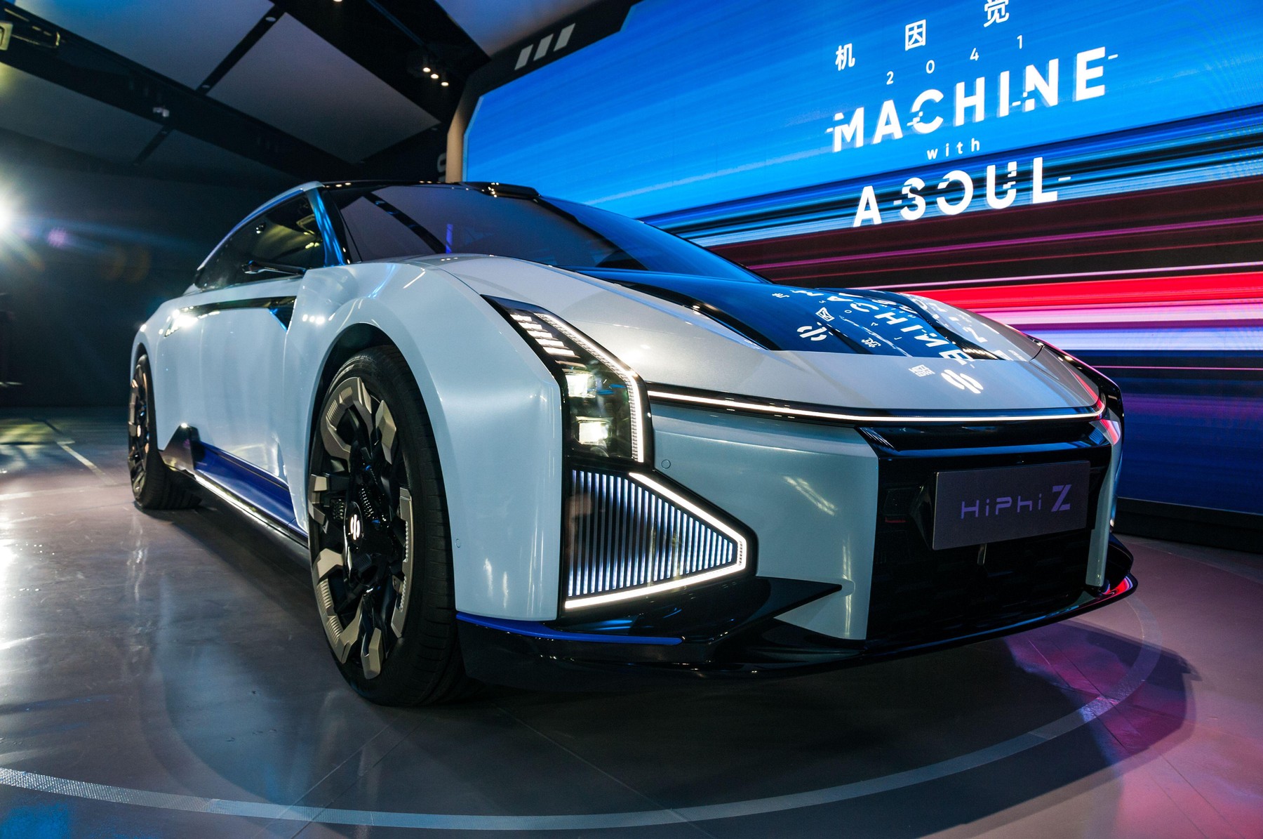 Cum arată „Ferrari-ul chinezesc” electric cu 672 CP și autonomie de 555 km, care a surprins întreaga industrie auto