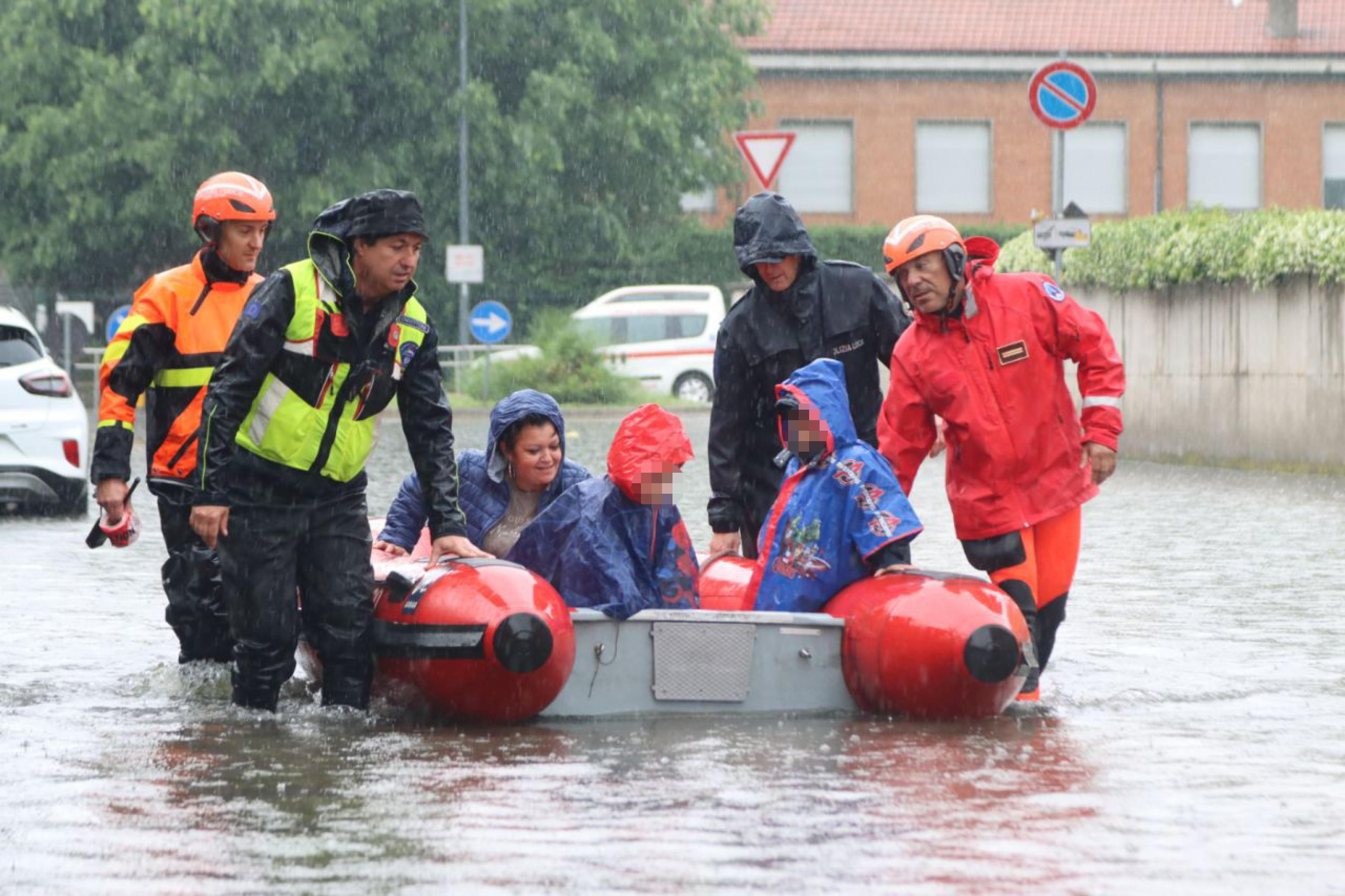 Tren de marfă, răsturnat de tornadă în Italia. Furtunile au făcut ravagii în nordul țării