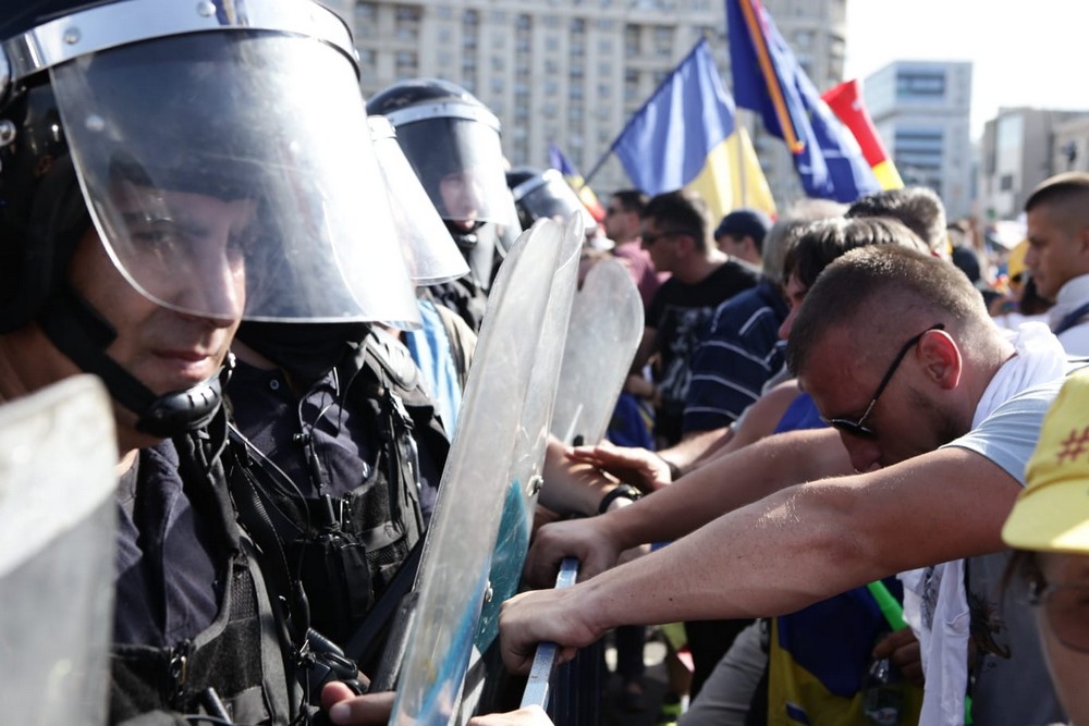 UPDATE. Război de stradă între jandarmi și huligani, în Piața Victoriei. 452 de persoane rănite / VIDEO&FOTO