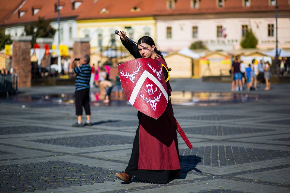 Atmosferă de poveste la Festivalul Medieval din Sibiu 2017. Cavaleri, domnițe și rock medieval în Piața Mare