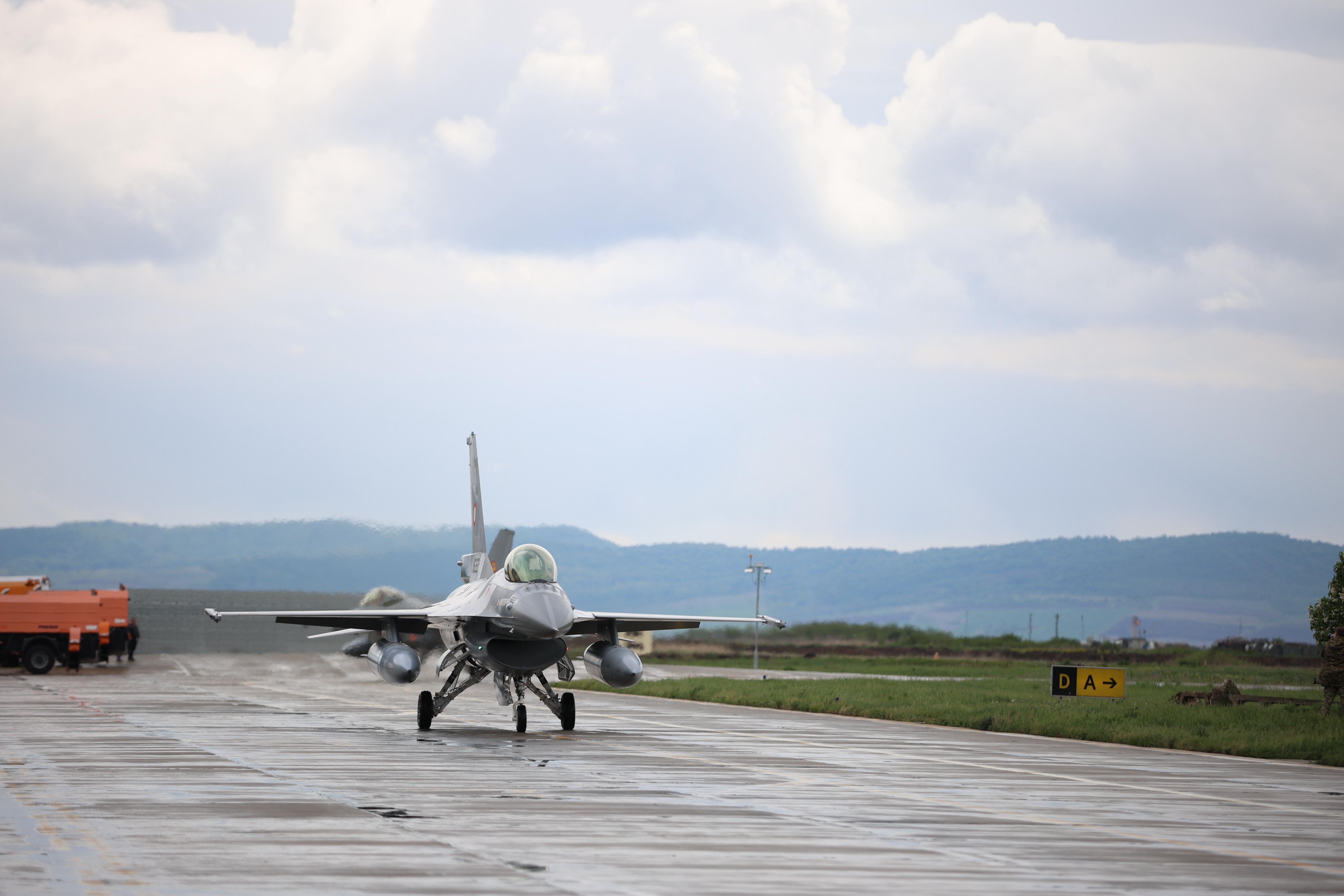 Alte trei avioane F-16 Fighting Falcon cumpărate din Norvegia au ajuns în România. MApN: „Ne consolidăm capabilităţile de apărare aeriană”