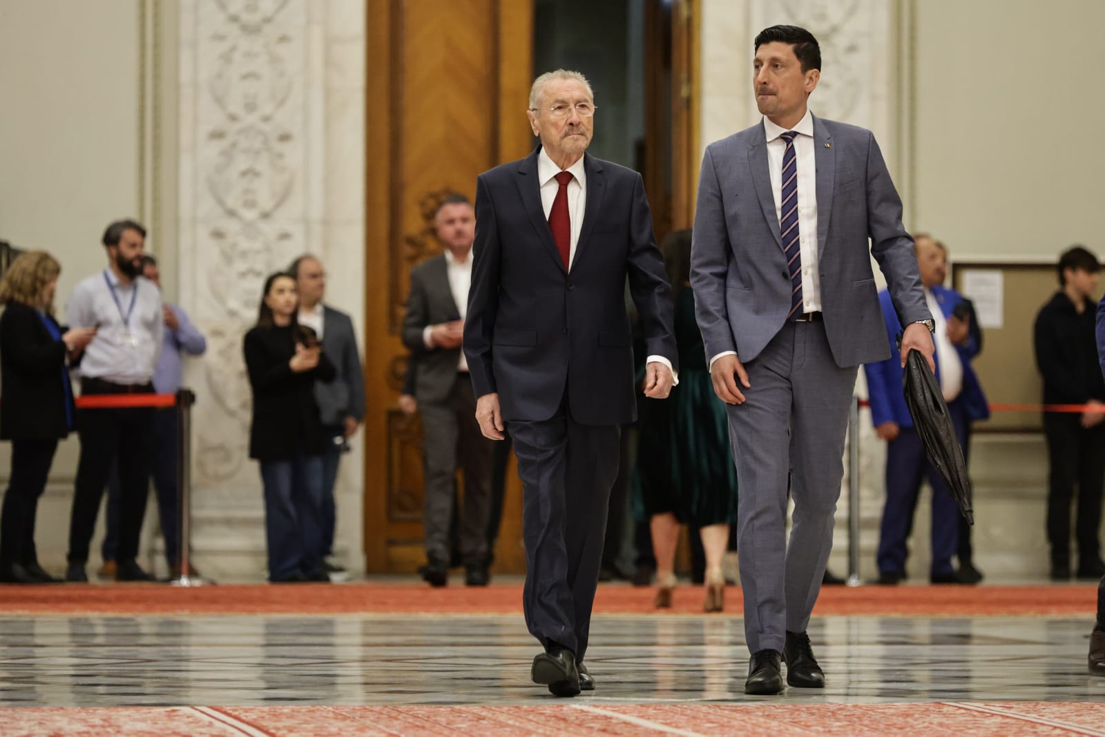Nicușor Dan arată încă din prima zi că va fi președinte-jucător. Detalii surprinse la ceremonia de învestire: de la buna-dispoziție a lui Băsescu la încolonarea clasei politice | Reportaj