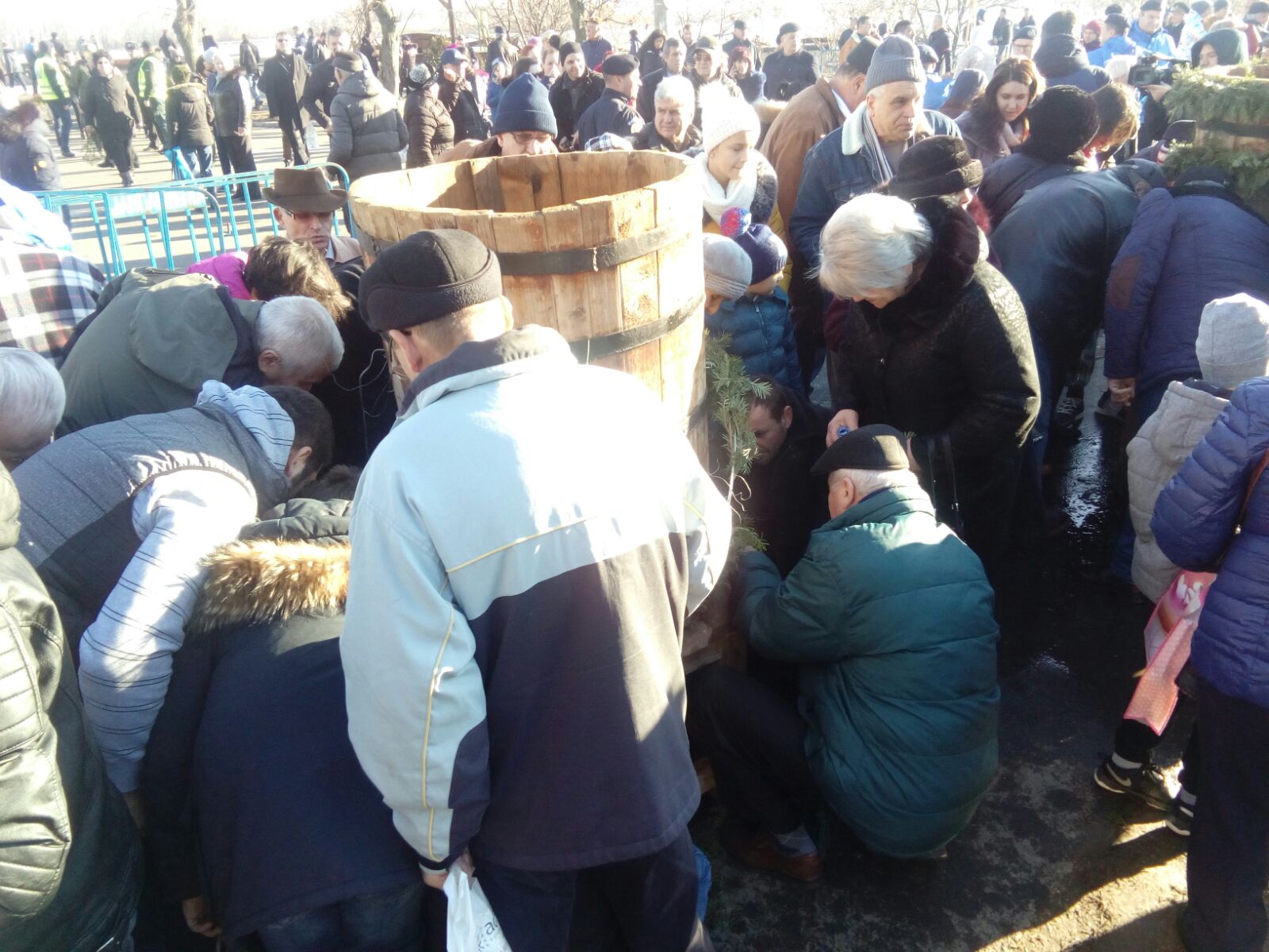 FOTO| La Galați, un electrician a recuperat crucea din Dunăre. Mii de persoane au fost la Slujba de Bobotează de pe faleză