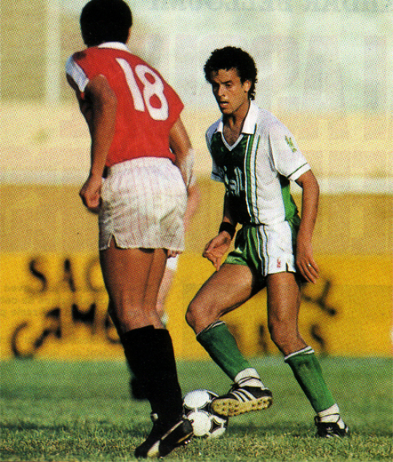Algerianul Belloumi, fotbalistul care a inventat no look pass, un coleg de scenă al lui De Funes, Zidane și Madjer au mai bătut Germania în meciul de deschidere al grupei, la CM 1982