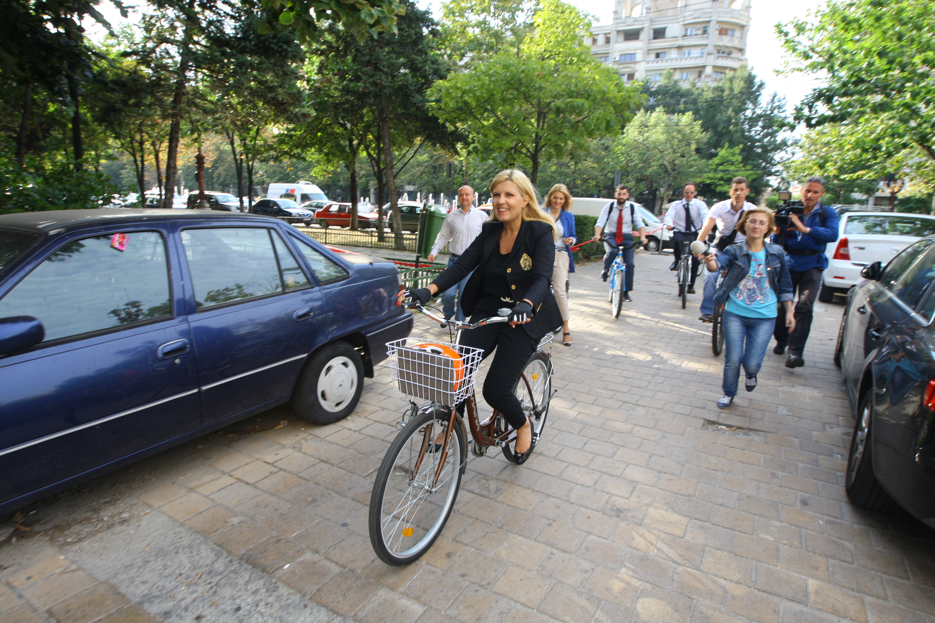 GALERIE FOTO/Politicieni pe bicicletă: ce promisiuni fanteziste au făcut oficialii, de pe două roți
