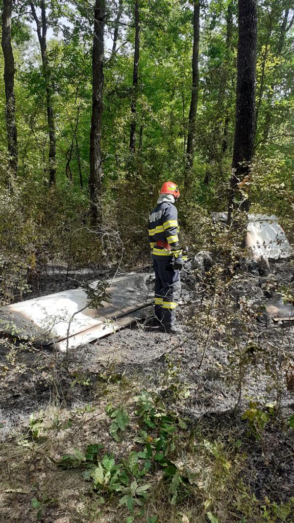 Un avion de mici dimensiuni s-a prăbușit pe câmp, în județul Giurgiu. Doi oameni au murit