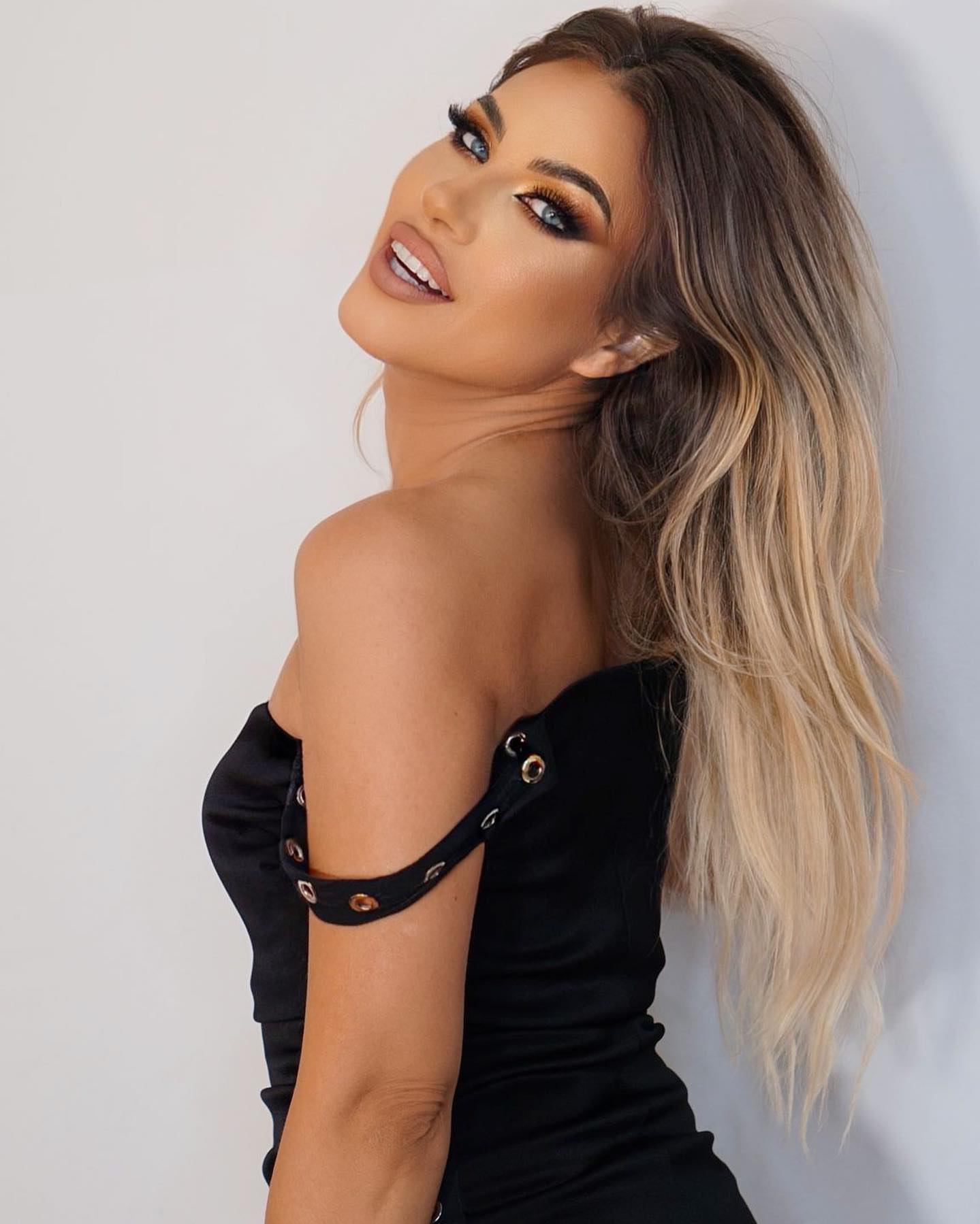 Amna face sport de patru ori pe săptămână: „Sunt obsedată de treaba asta”. Cum arată cântăreața la 38 de ani