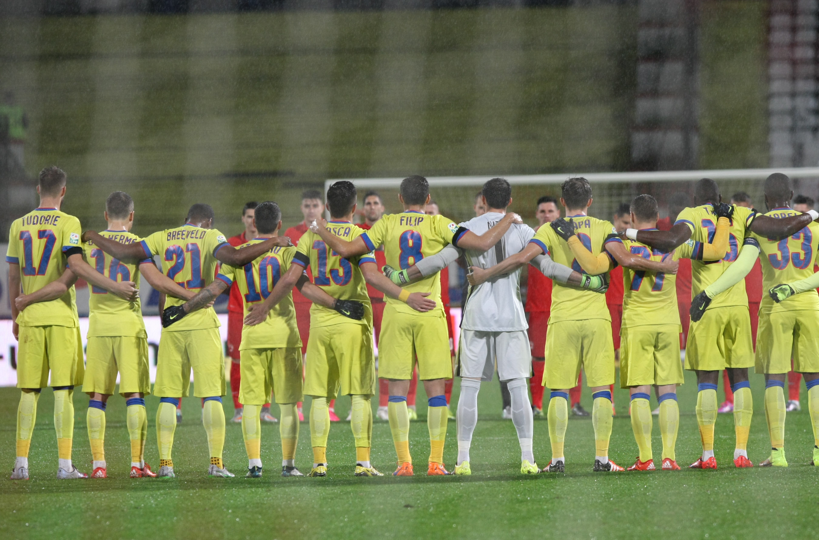 Dinamo - Steaua 3-1. "Câinii" au făcut legea pe teren și au câștigat după patru ani în faţa marii rivale / FOTO