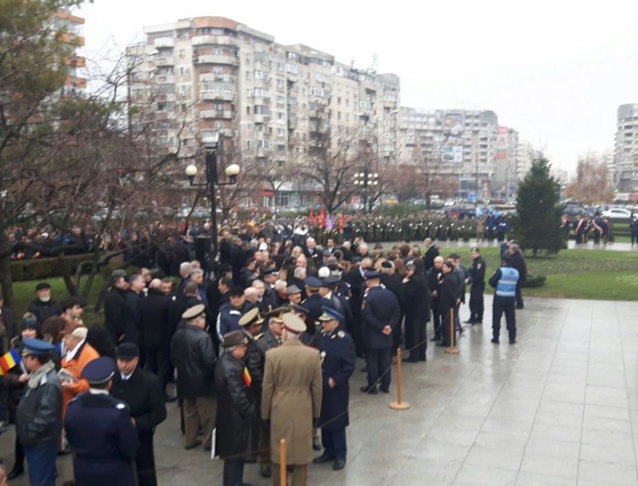 Militari în uniforme din Primul Război Mondial au defilat la Cluj de Ziua Națională. Mii de oameni din Ploiești au sărbătorit în ploaie Ziua Națională | FOTO&VIDEO