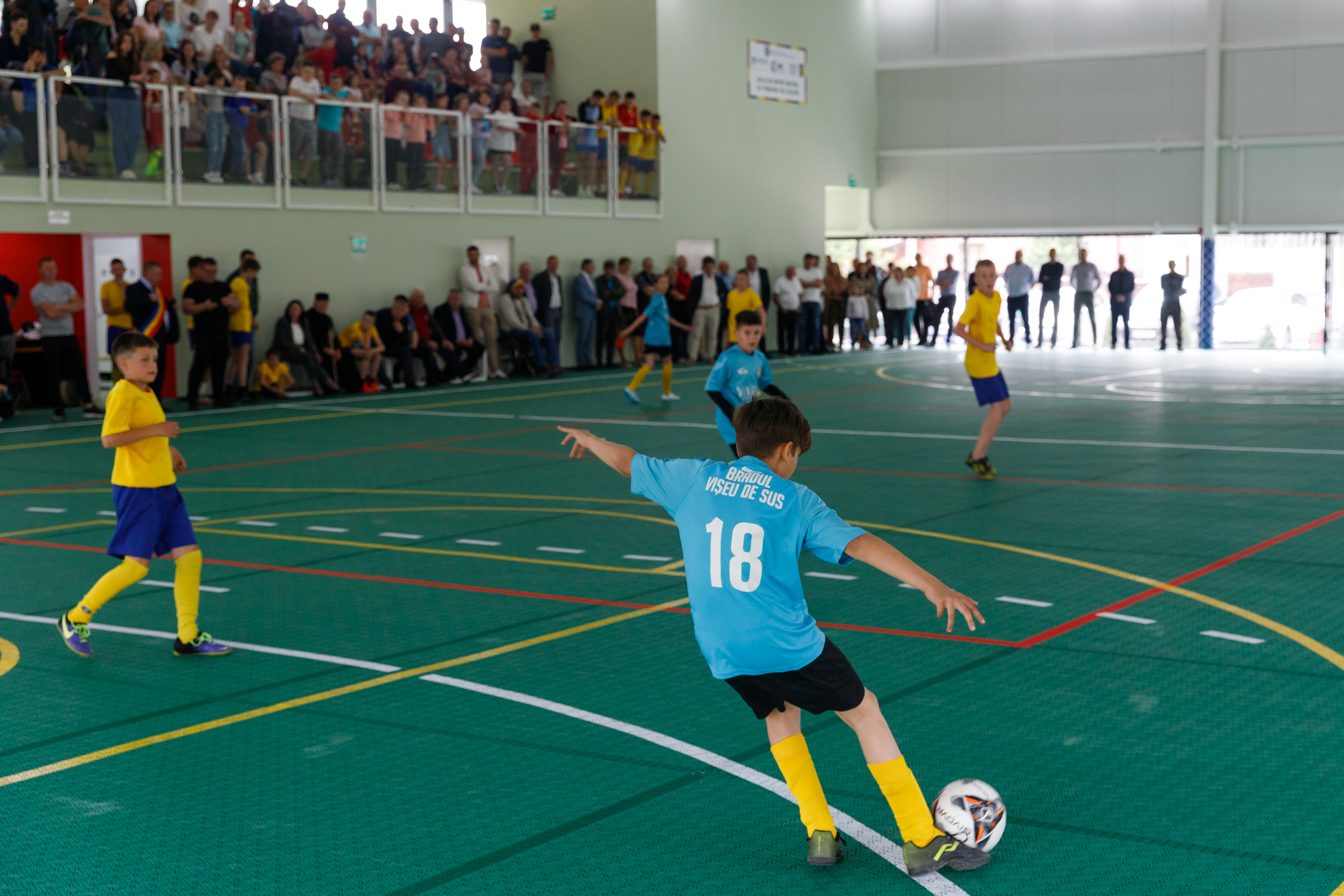 REPORTAJ Copiii din Ucraina au fost chemați de ucrainenii din România să le inaugureze o sală de sport. „Mai uită că au tații plecați la război”