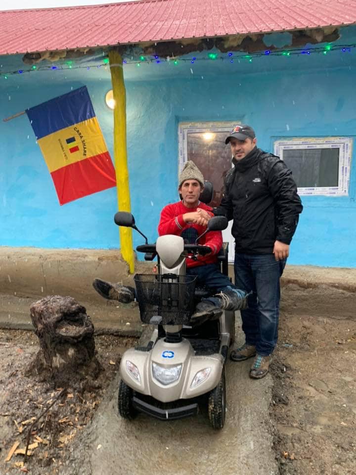 FOTO | Povestea tragică a lui nea Ion, un bătrân care merge în genunchi, dar are grijă de fratele său imobilizat în pat