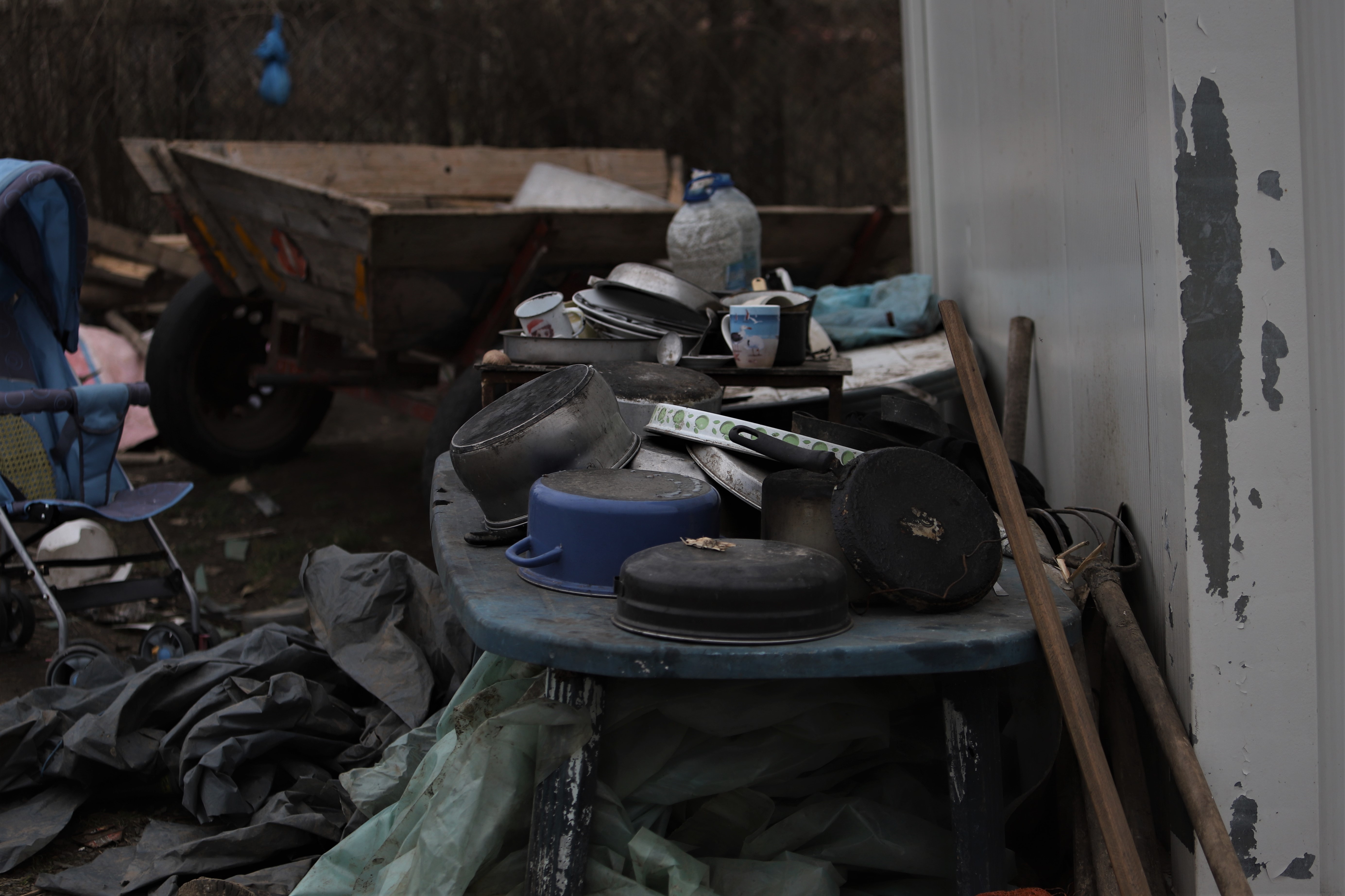REPORTAJ. Viața chinuită a unei familii cu cinci copii, care s-a mutat din grajd în container: „Primăria nu ne dă hârtie să ne legăm la curent”. De ce i-a lăsat și fără ajutorul social