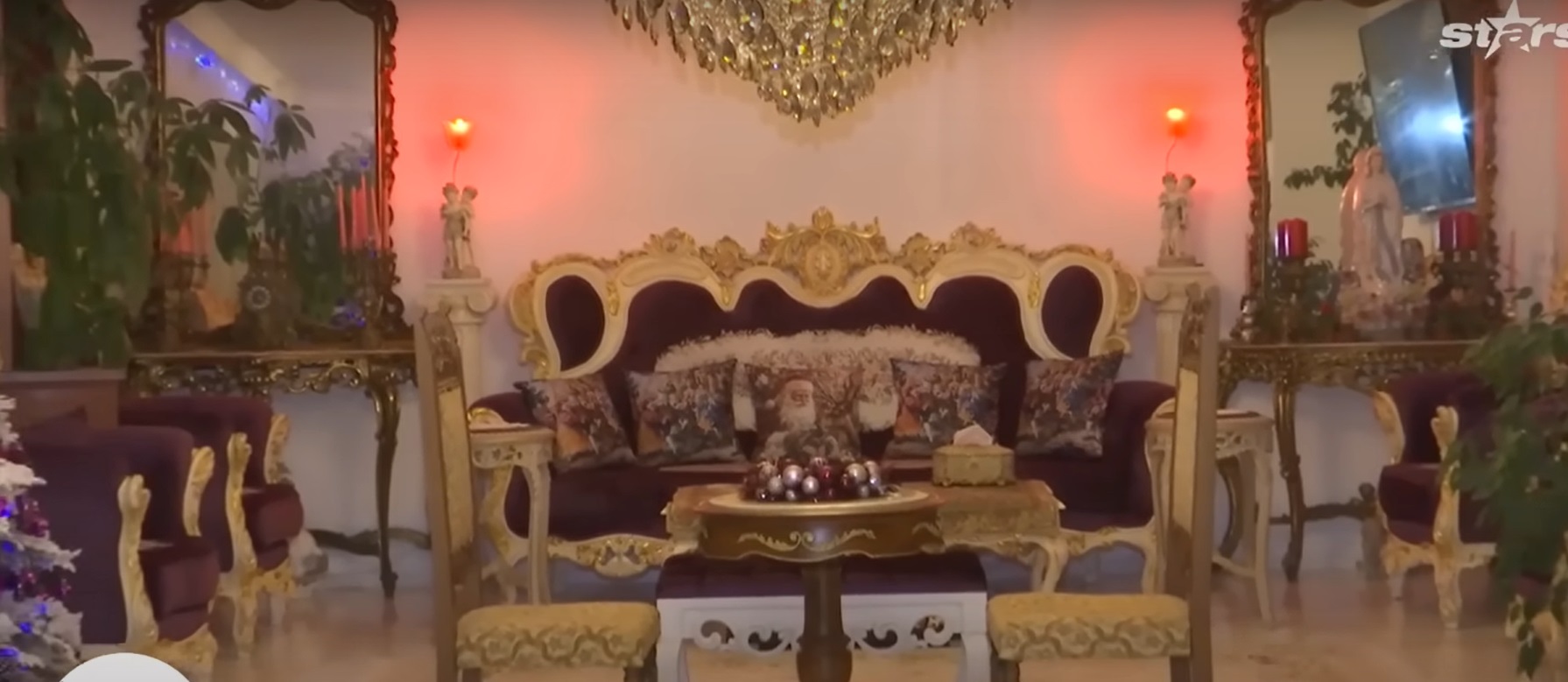 Imagini din casa Medanei și a lui Alin Oprea, decorată de Crăciun. Au împodobit mai mulți brazi, unul chiar și în bucătărie
