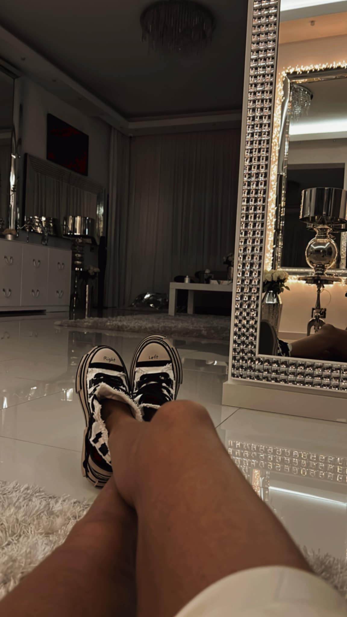Imagini cu casa în care locuiește Oana Zăvoranu. Vila este plină de oglinzi și cristale Swarovski: „Ai senzația că intri la Versailles”