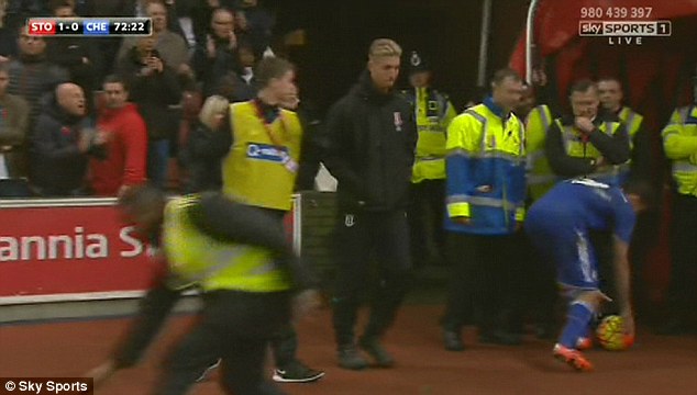 Ziua degetelor mijlocii în Anglia. Diego Costa a lovit un steward în zona sensibilă, golgheterul Jamie Vardy - gesturi obscene la adresa asistentului. Îi paște suspendare / FOTO&VIDEO