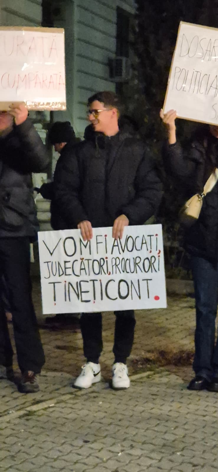Marș pentru justiție în București: „Ați îngropat dosare / vă vrem la închisoare”/ Băsescu: MCV-ul ar putea fi reactivat
