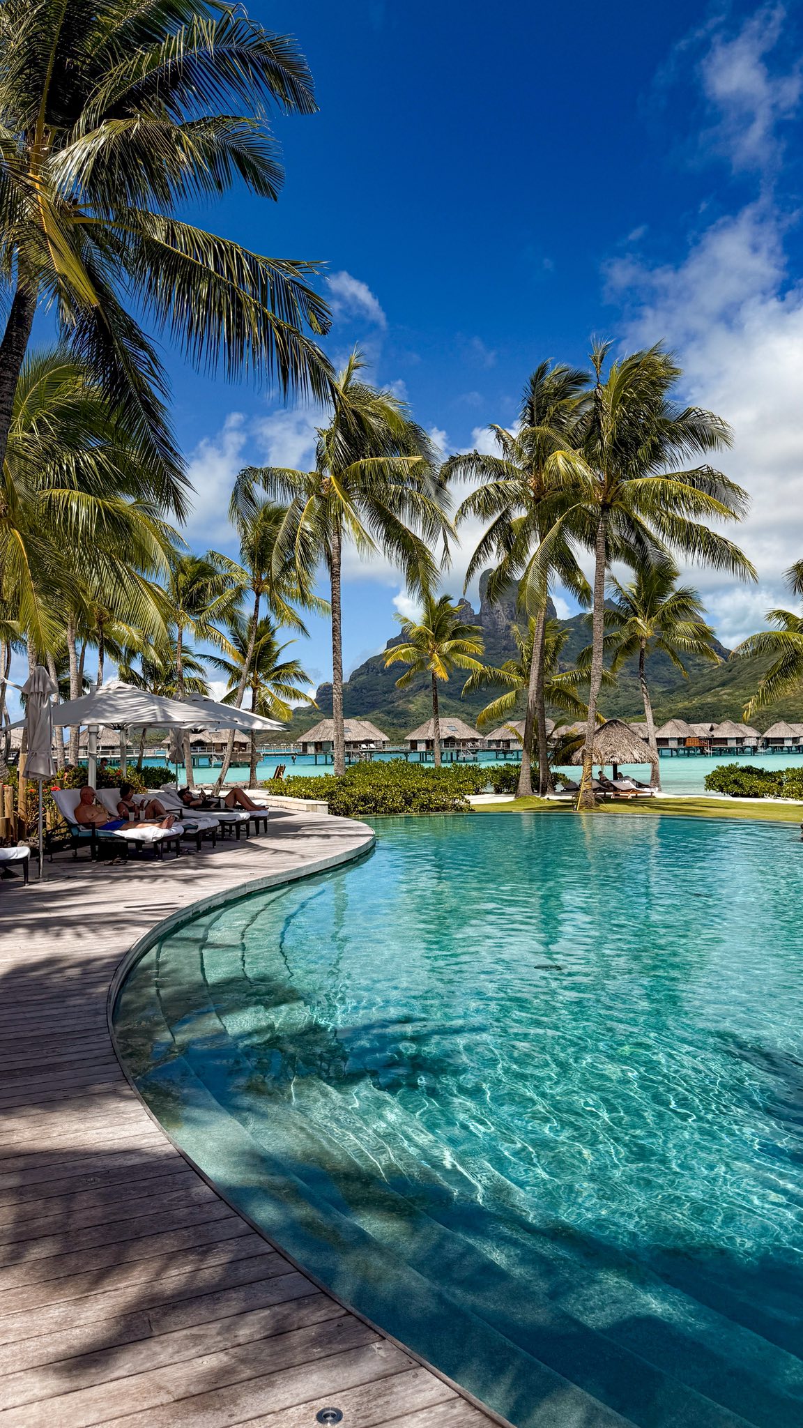 Imagini din vacanța Corinei Caragea în Bora Bora. Prezentatoarea de la Pro TV a apărut în costum de baie