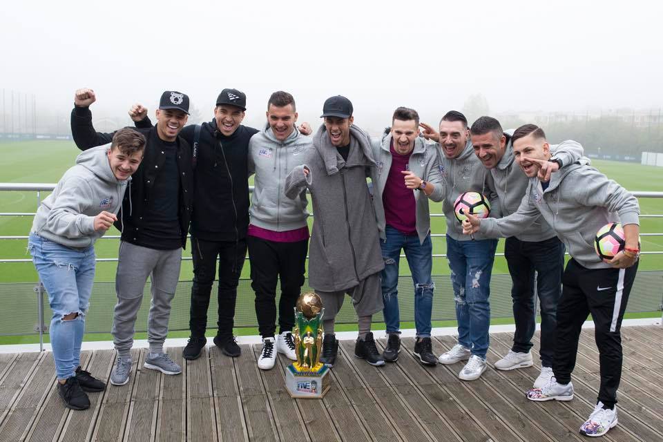 Neymar a primit cadou steagul României și un clop de oșan de la campionii mondiali la fotbal 5 la 5 / GALERIE FOTO&VIDEO