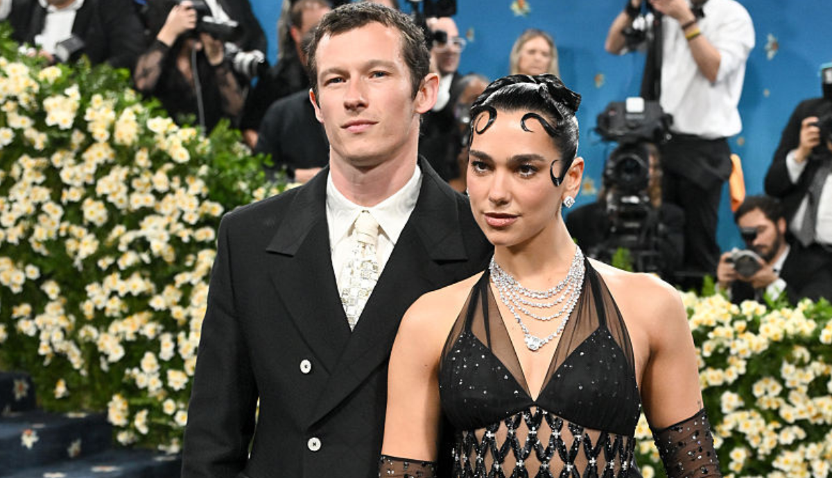 Dua Lipa hivatalosan is megerősítette, hogy Callum Turner megkérte a kezét