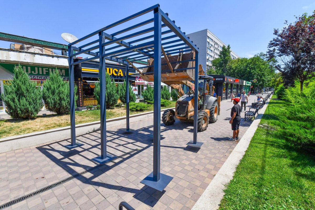 Primul duş stradal din Bucureşti, montat la Piața Veteranilor, în contextul caniculei