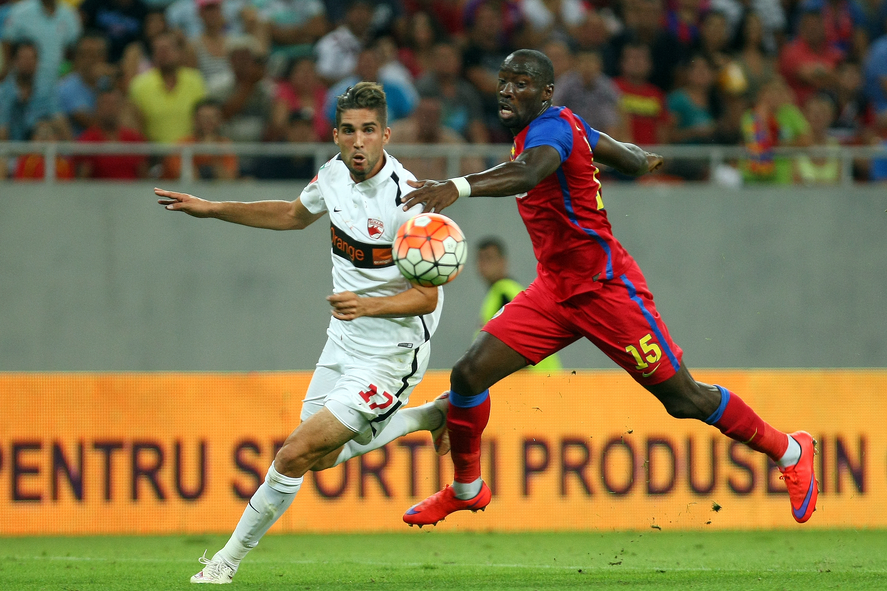 STEAUA - DINAMO 0-0. Derby bun, intens, dar nul! Meciul a început cu o reclamă la unguente contra reumatismului!