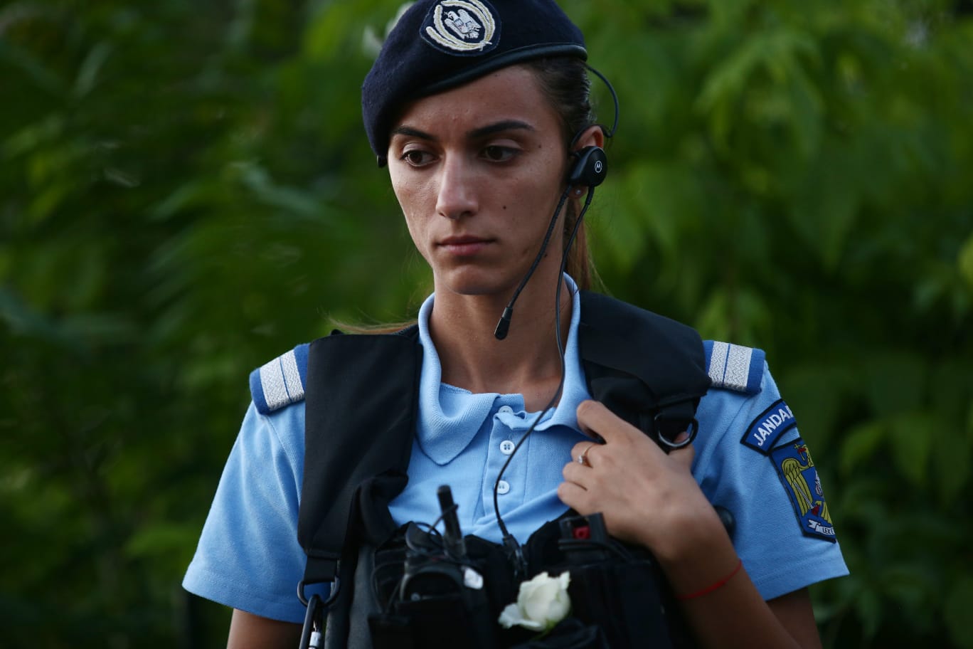 FOTO/ Jandarmi ajutați de protestatari să mute garduri, jandarmi care primesc flori de la protestatari. Imagini incredibile surprinse de fotoreporterul Libertatea