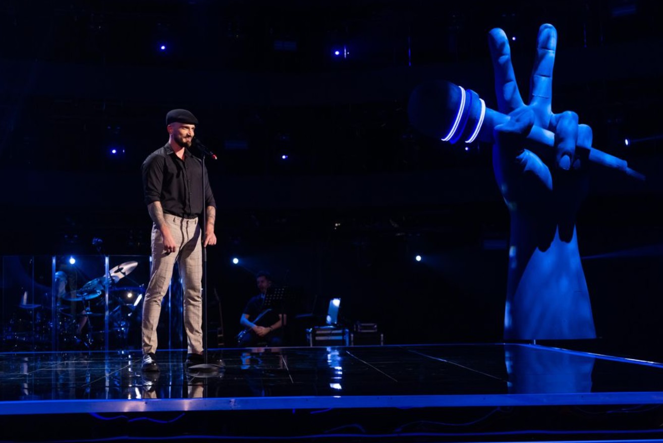 Silviu Mircescu a făcut striptease în timp ce a cântat la Vocea României 2024: „Fetele încă urlă în public”. În ce echipă a ajuns actorul