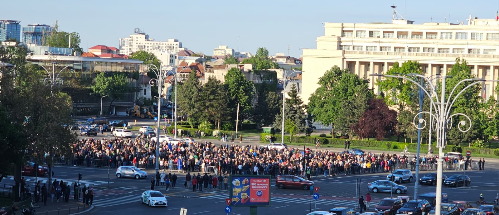 Miting în Piața Victoriei pentru susținerea lui Ilie Bolojan, înaintea moțiunii de cenzură: „AUR și PSD, aceeași mizerie”. Mesajul transmis de premier