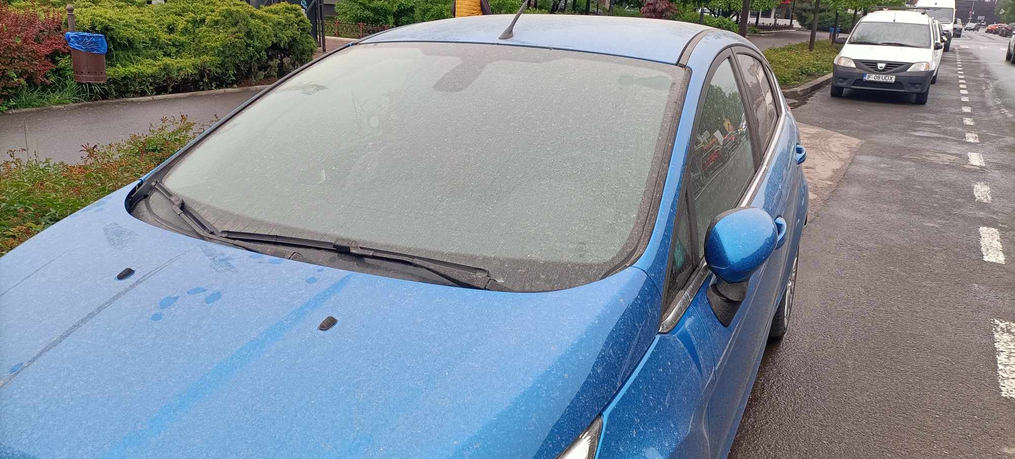 Praf saharian în România. Șoferii din mai multe zone ale țării și-au găsit azi mașinile acoperite de un strat roșiatic. FOTO