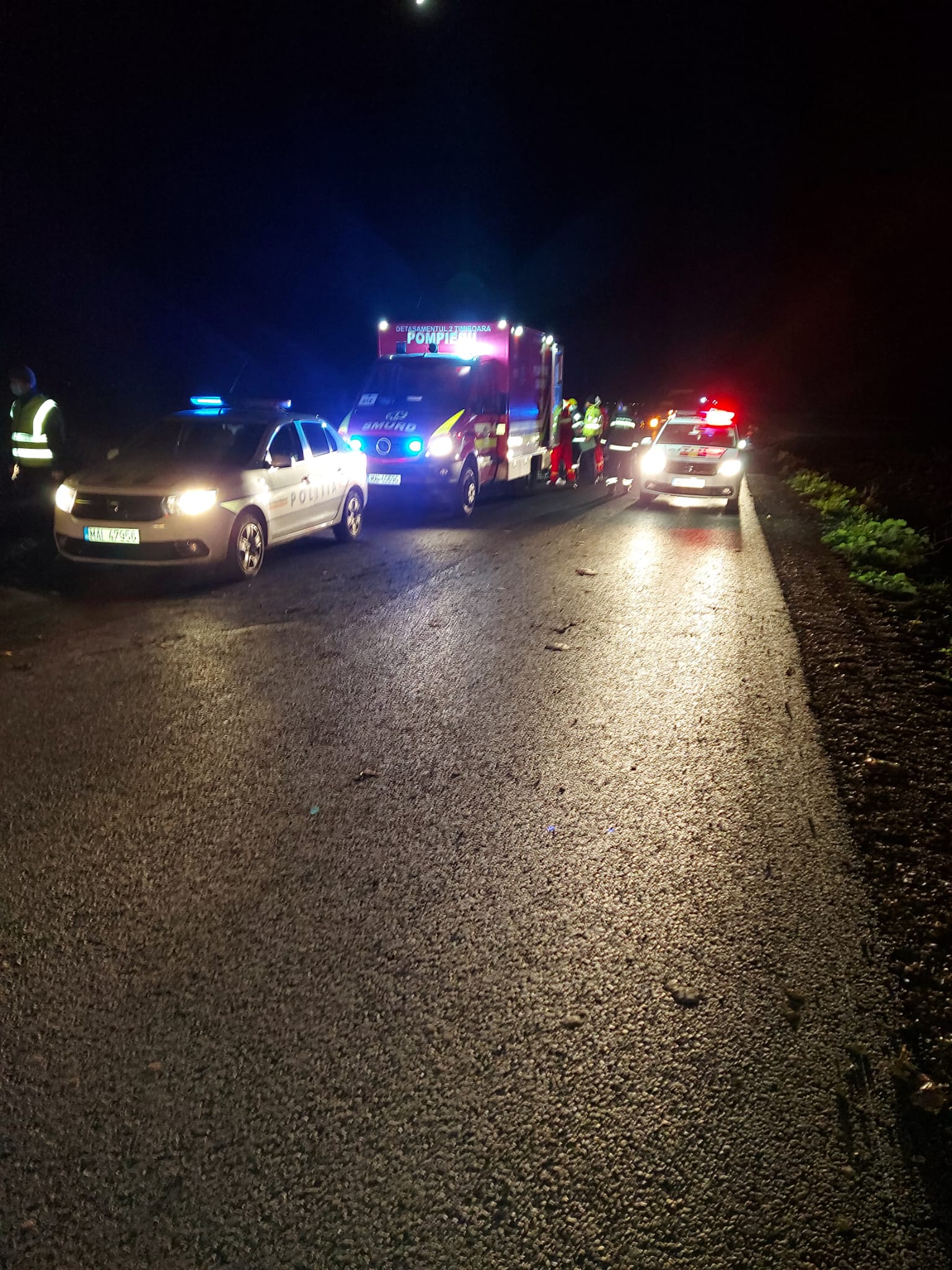 O mașină cu migranți s-a răsturnat în Timiș. Doi oameni au murit, 10 au fost răniți, șoferul e căutat