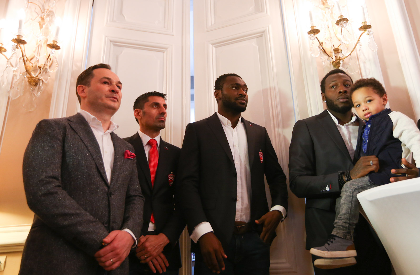Fetele din naționala de fotbal, mărțișoare de la Ambasada Franței. Și dinamoviștii au onorat Ziua Femeii. ”Bizonașul” a făcut deliciul zilei/ FOTO