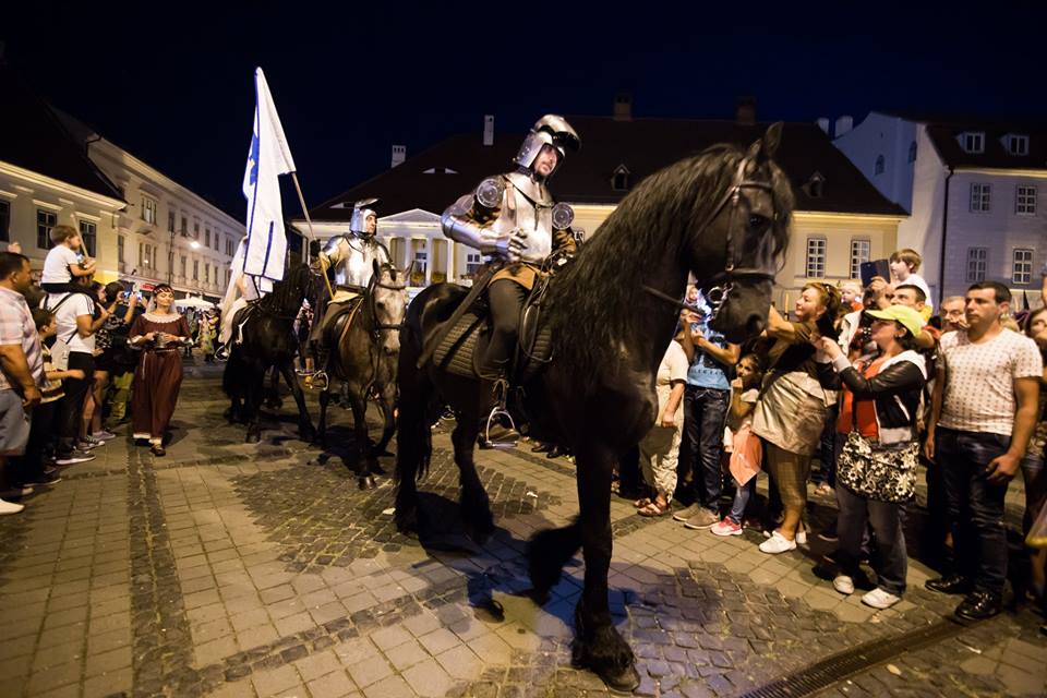 Atmosferă de poveste la Festivalul Medieval din Sibiu 2017. Cavaleri, domnițe și rock medieval în Piața Mare
