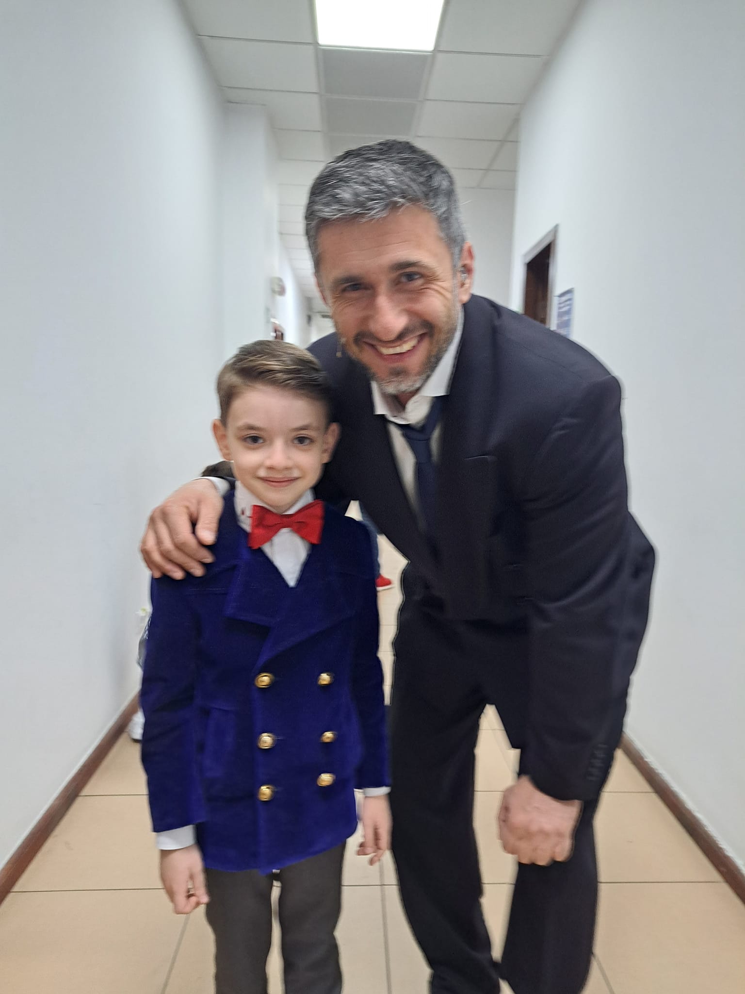 Rareș Prisacariu a dus la școală, în Botoșani, trofeul de la „Românii au talent”. Cum l-au primit colegii și învățătoarele pe câștigător