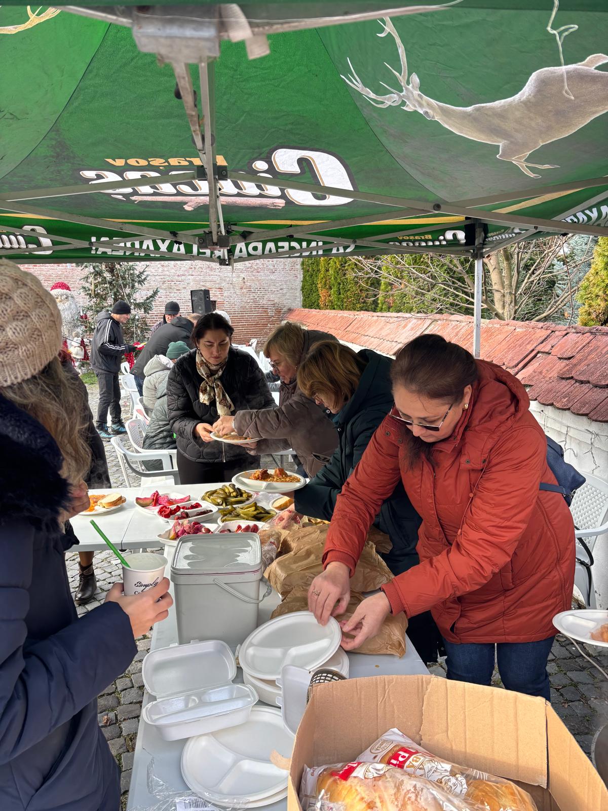 De Ziua Națională, la Potlogi, Dâmbovița, copiii au dat fasolea cu ciolan pe hotdog. „Nu vă luați după venetici”
