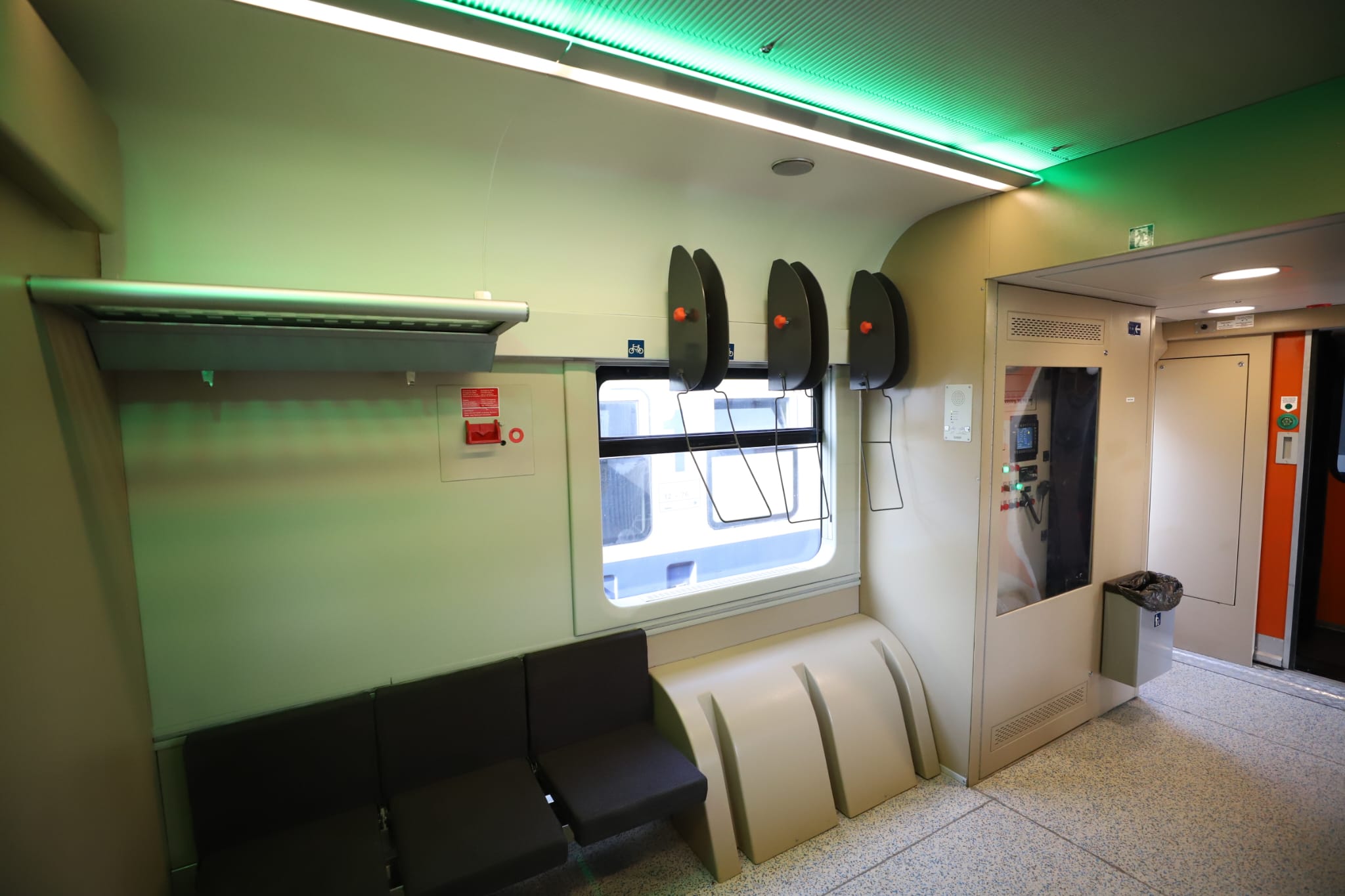 Viteză, confort și lift pentru persoane cu dizabilități. Primul tren modernizat complet circulă de astăzi pe ruta București-Constanța