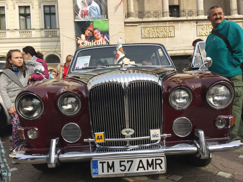 Mașina folosită de Robert Redford în filmul Havana, la Timișoara. E o replică, dar bijuteria a făcut furori printre iubitorii de mașini de epocă