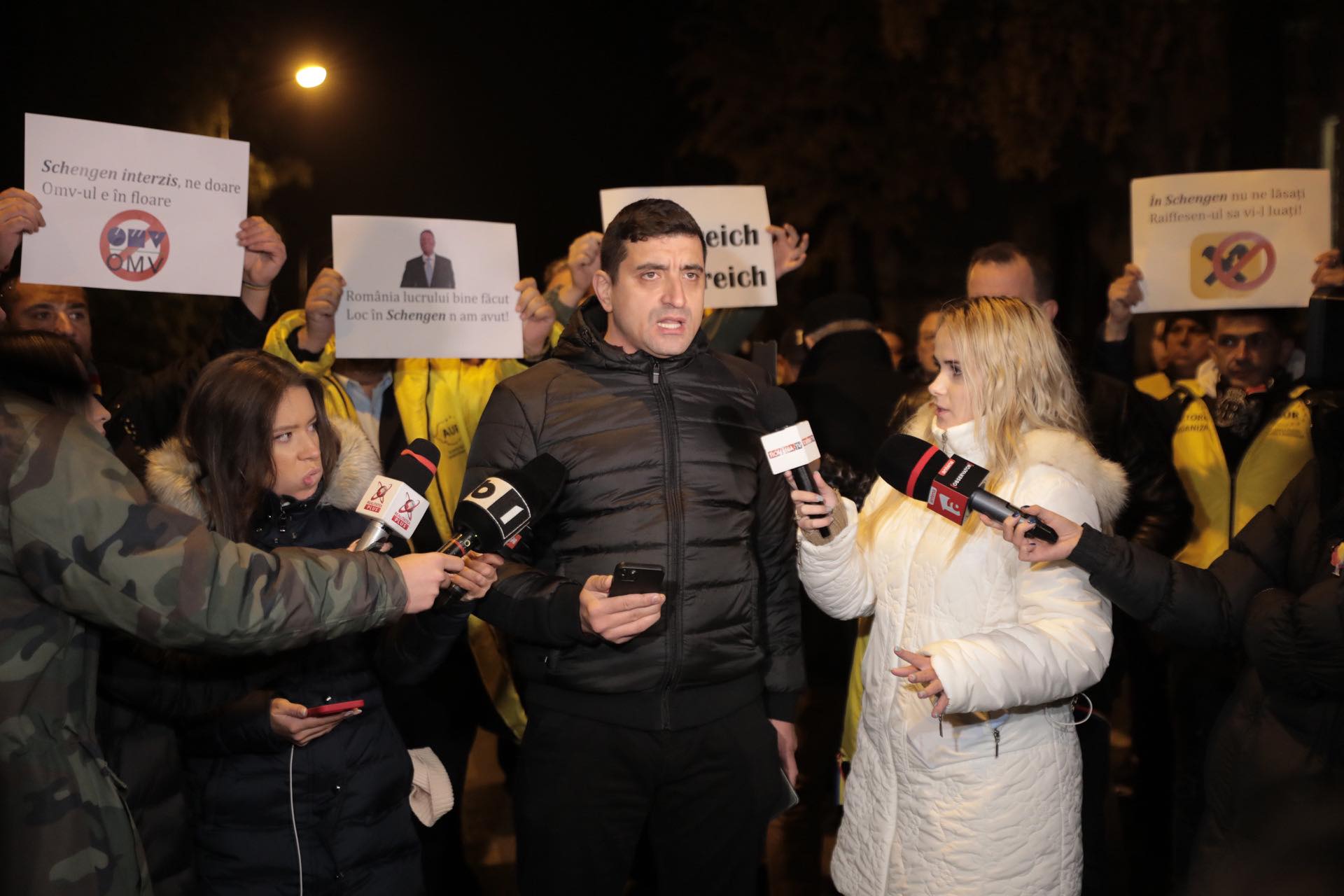 Protest AUR la ambasada Austriei din București. George Simion și simpatizanții săi, scandări împotriva politicienilor din coaliție