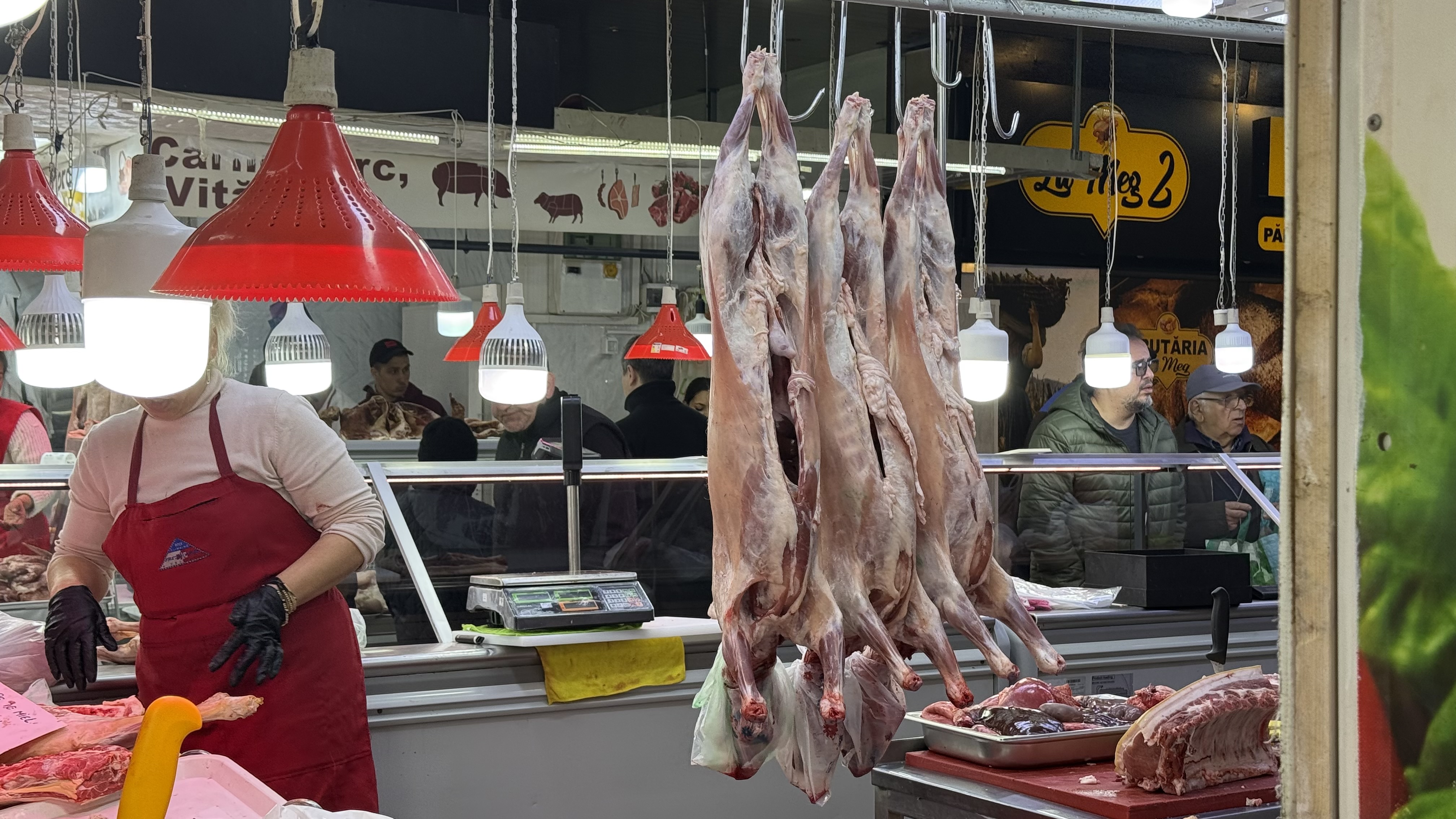 Cum își pregătesc comercianții marfa pentru masa de Paște: „Oamenii vor calitate. Avem miel de Dobrogea. Sperăm să vindem tot”