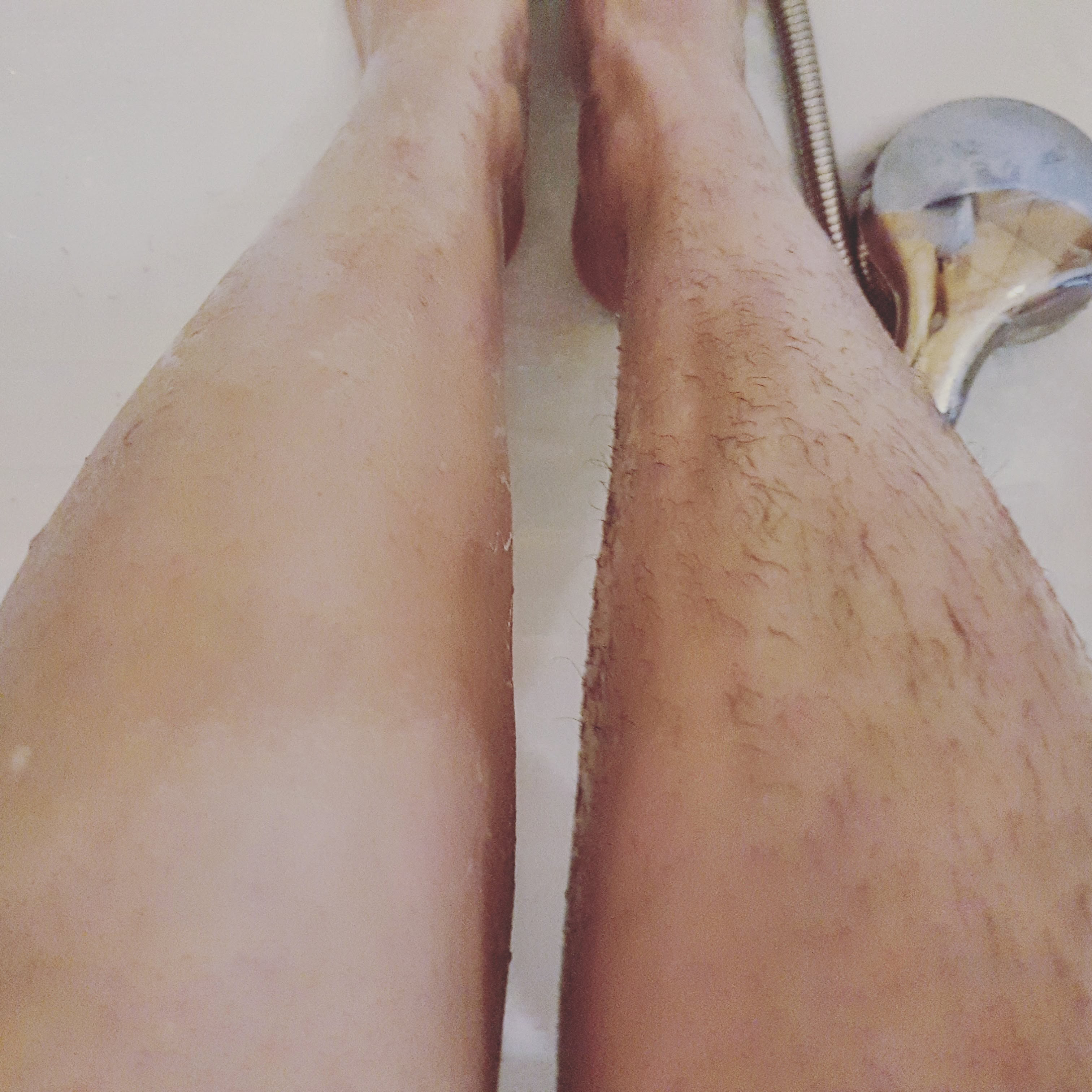 FOTO | Cum arată femeia care a renunțat să se mai epileze. Soțul ei o încurajează