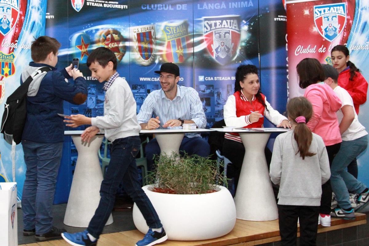 Virgil Stănescu, președintele echipei de baschet Steaua, a dat lecții de baschet în mall