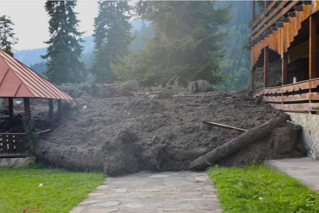 Imagini cutremurătoare surprinse după o alunecare de teren care a ucis 6 oameni, iar 35 sunt de negăsit, într-o stațiune montană din Georgia