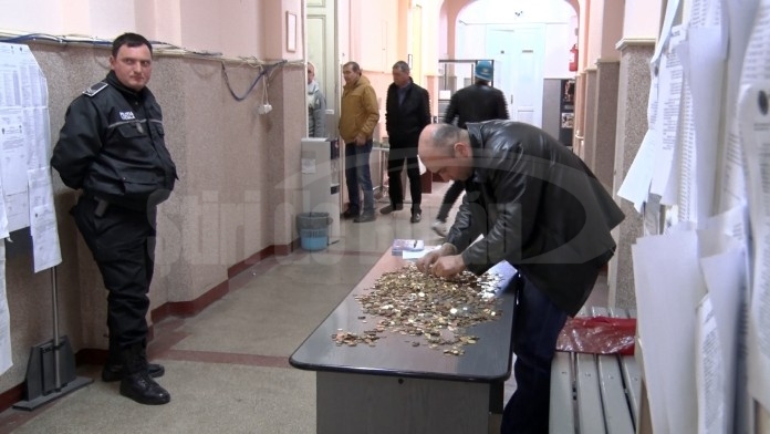 A plătit amenda cu sacoșa de monede FOTO&VIDEO